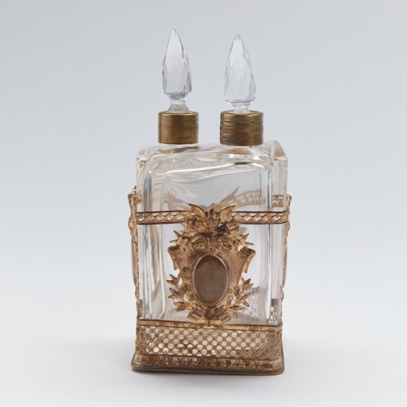 Старинный парфюмерный набор с латунным декором
