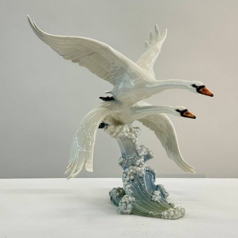 Фарфоровая статуэтка Пара летящих лебедей