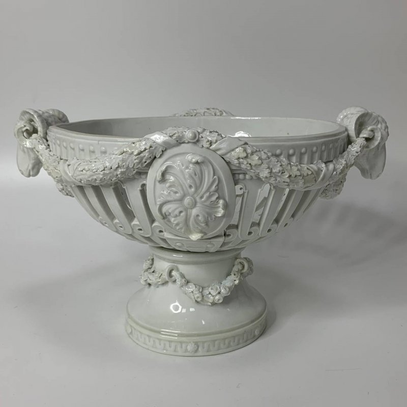 Старинная  резная ваза с лепным декором периода Marcolini