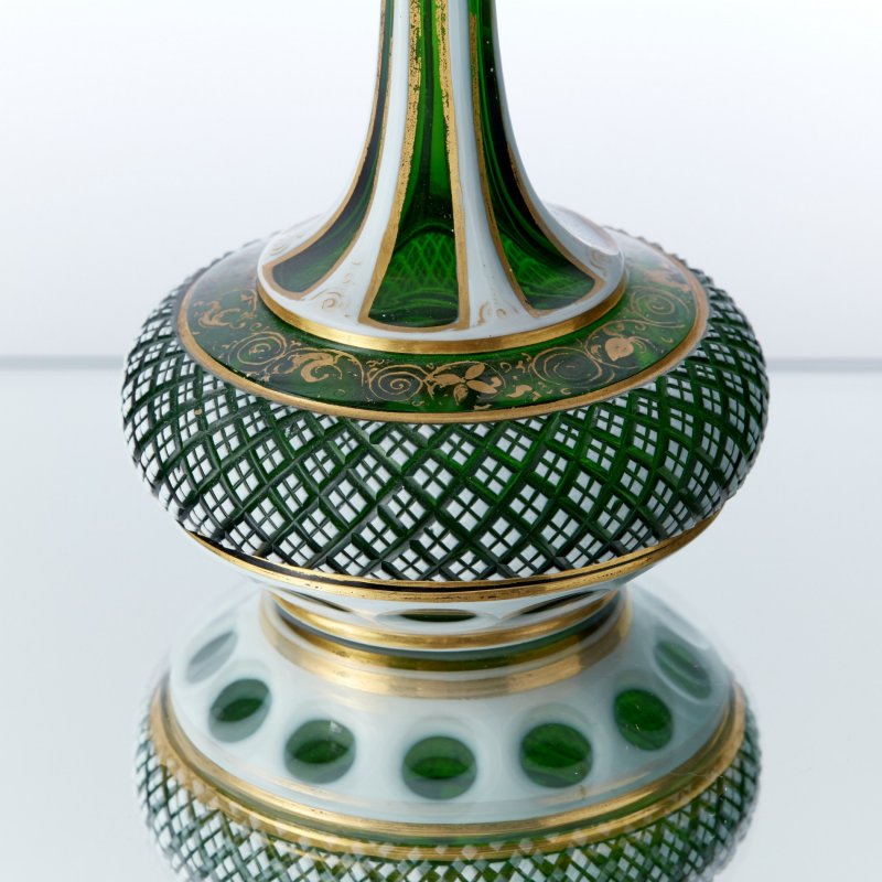 Старинная резная ваза с крышкой из зеленого стекла