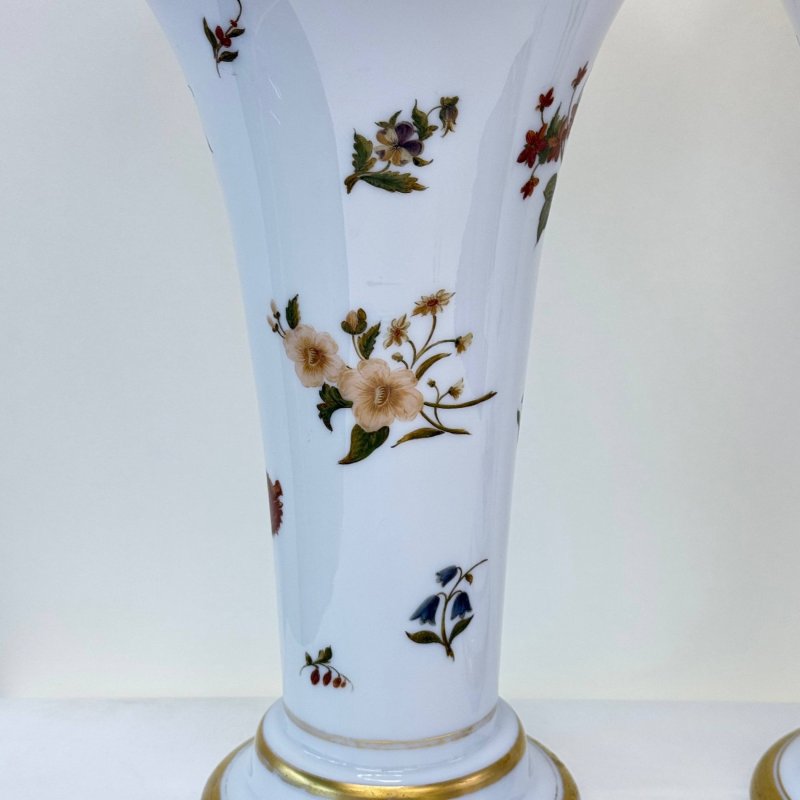 Пара старинных  больших ваз  в стиле Baccarat