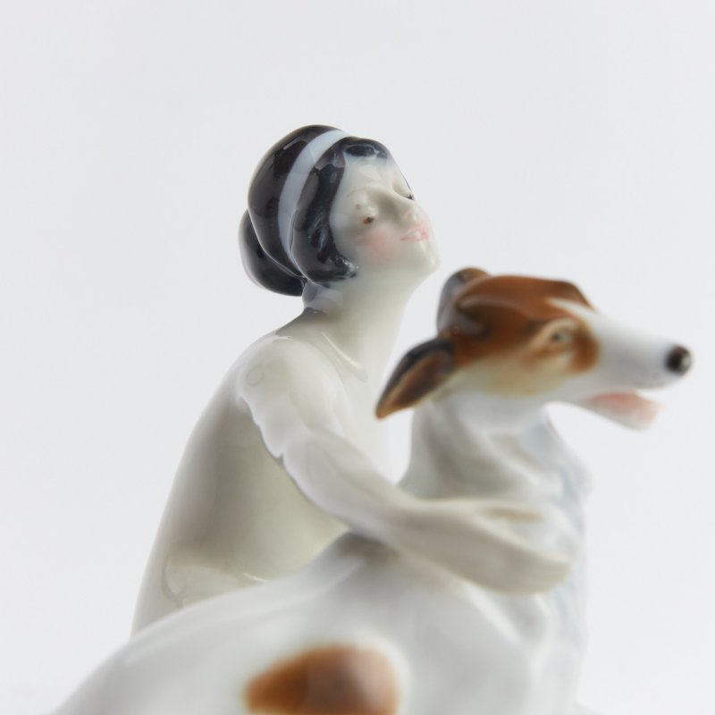 Статуэтка Обнаженная девушка с собакой