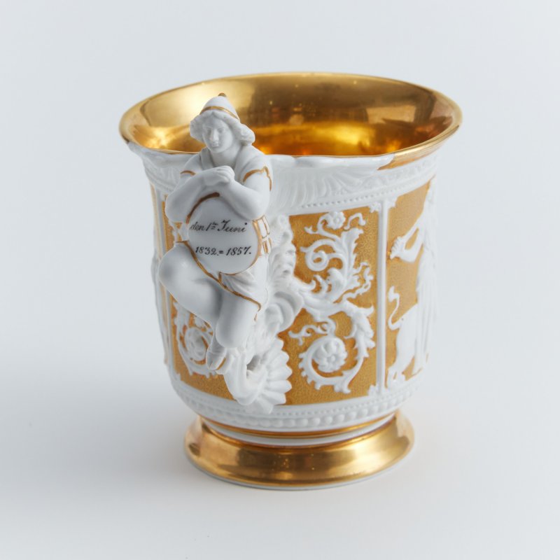 Антикварная чашка с блюдцем. Фигурная ручка в виде Архангела Михаила.