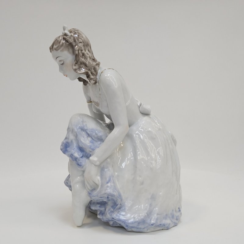 Элегантная фигурка Балерина, надевающая пуанты, скульптор Фридрих Гронау