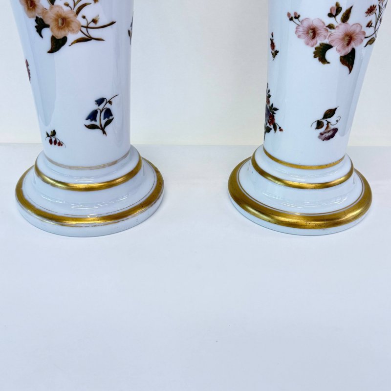 Пара старинных  больших ваз  в стиле Baccarat