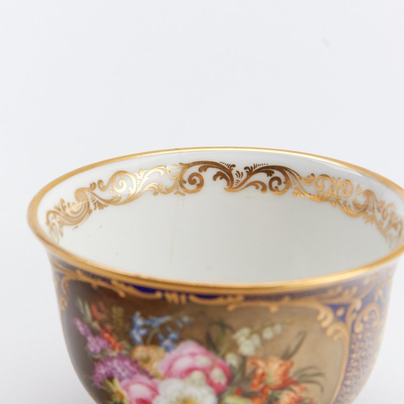 Англия. Старинная чашка с цветочной росписью