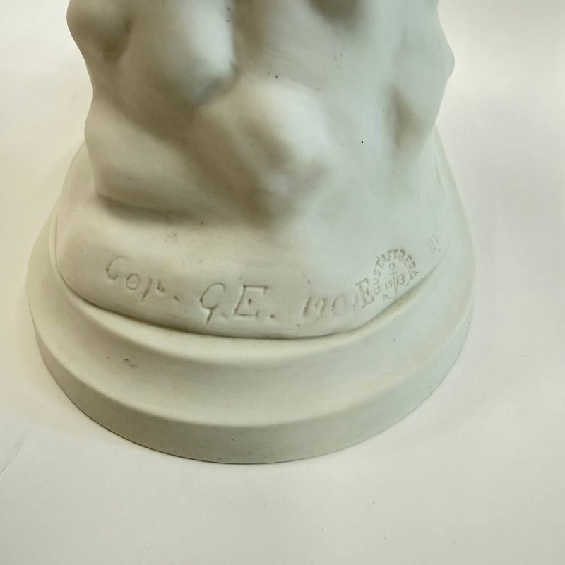 Статуэтку Мальчик вытаскивающий занозу