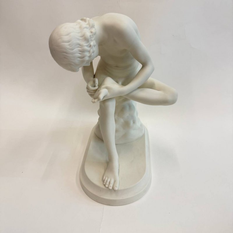 Статуэтку Мальчик вытаскивающий занозу