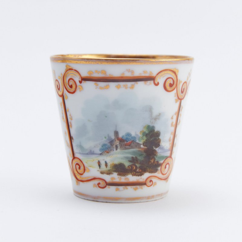 Антикварная чашка с блюдцем с пейзажной росписью.