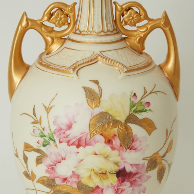 Ваза с розовыми цветами Роял Вустер 1886