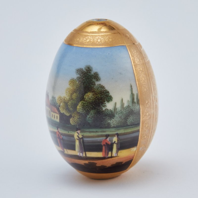 Фарфоровое пасхальное яйцо с пейзажной росписью.