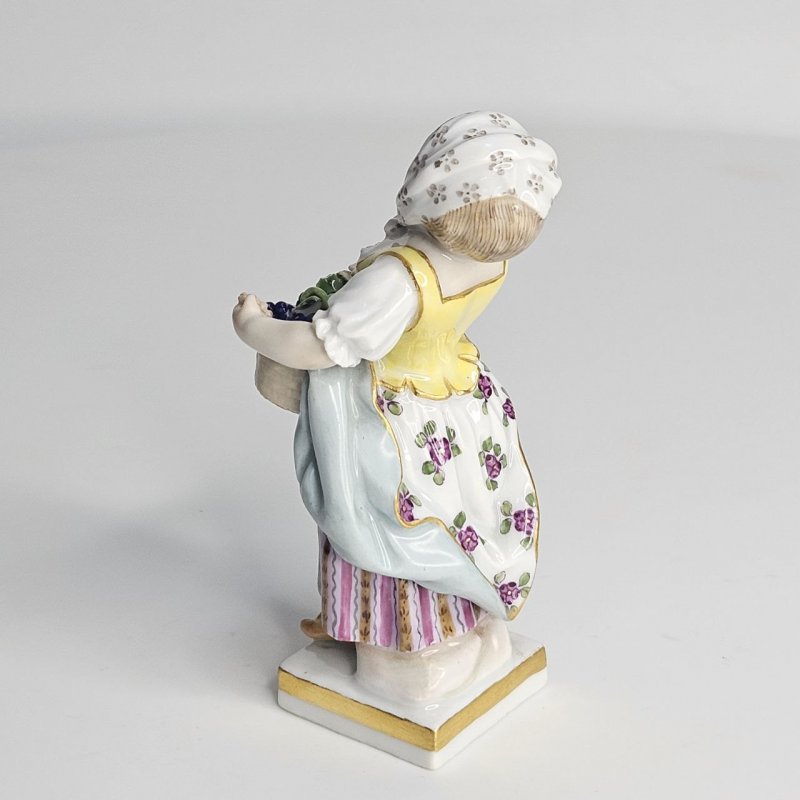 Статуэтка Девушка с корзиной Meissen