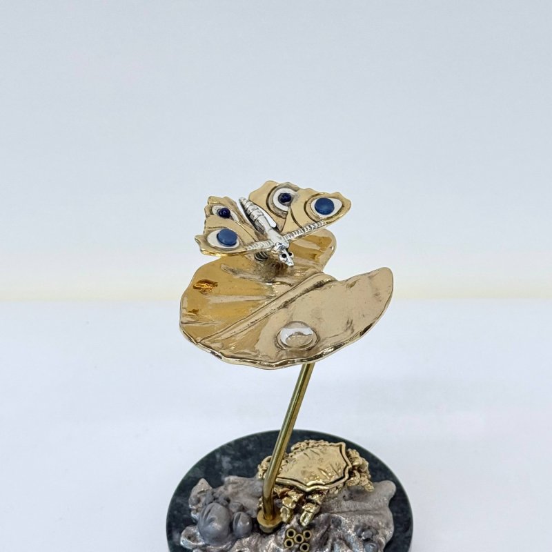 Металлическая скульптура «БАБОЧКА НА КУВШИНКЕ» - Франк Майслер. (к)