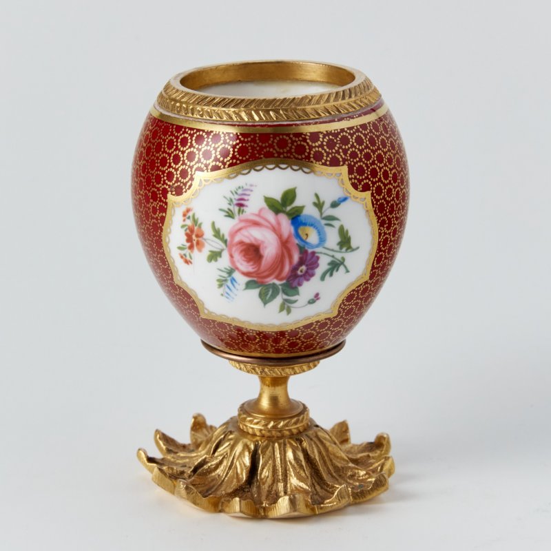 Старинная ваза-кубок с ручной росписью и бронзовым декором 