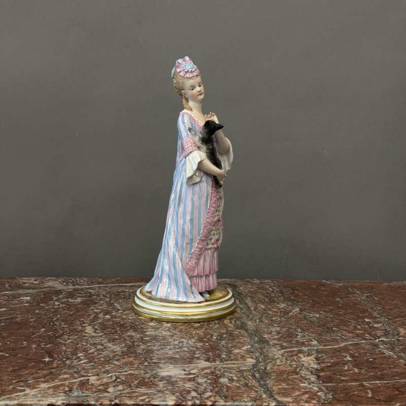 Фарфоровая статуэтка «Дама с кошкой» (Dame Meissen (https://www.meissen.com/) конца XIX века (по модели скульптора Якоба Унререра 1881 года, форма № L 163 