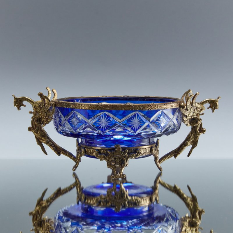 Старинная ваза из резного синего стекла с ручками в форме драконов