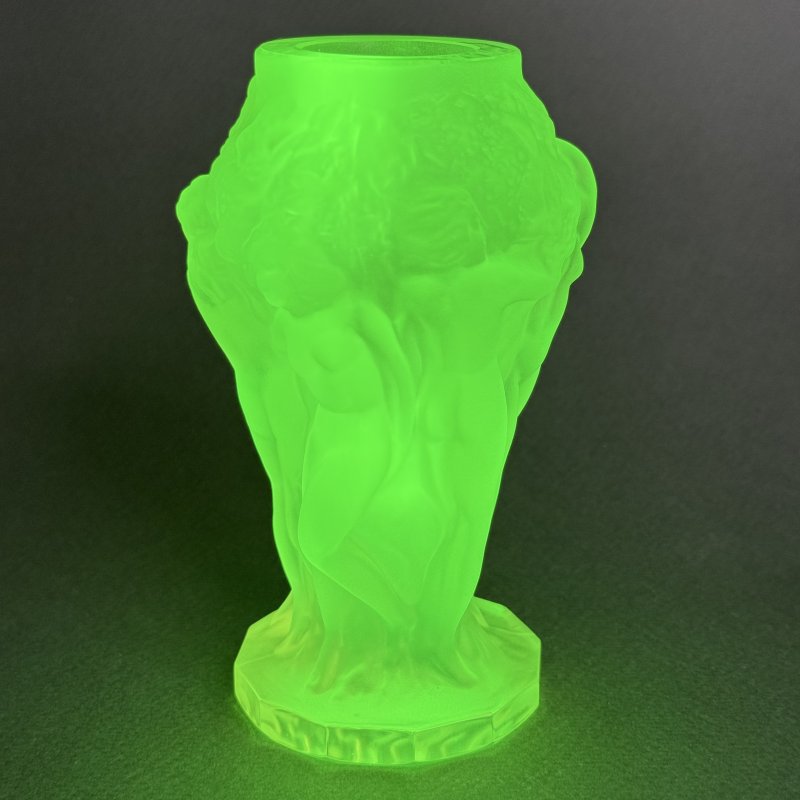 Ваза Вакханки из вазелинового уранового стекла дизайн 1930г. Г. Хоффманн Чехия 21 в