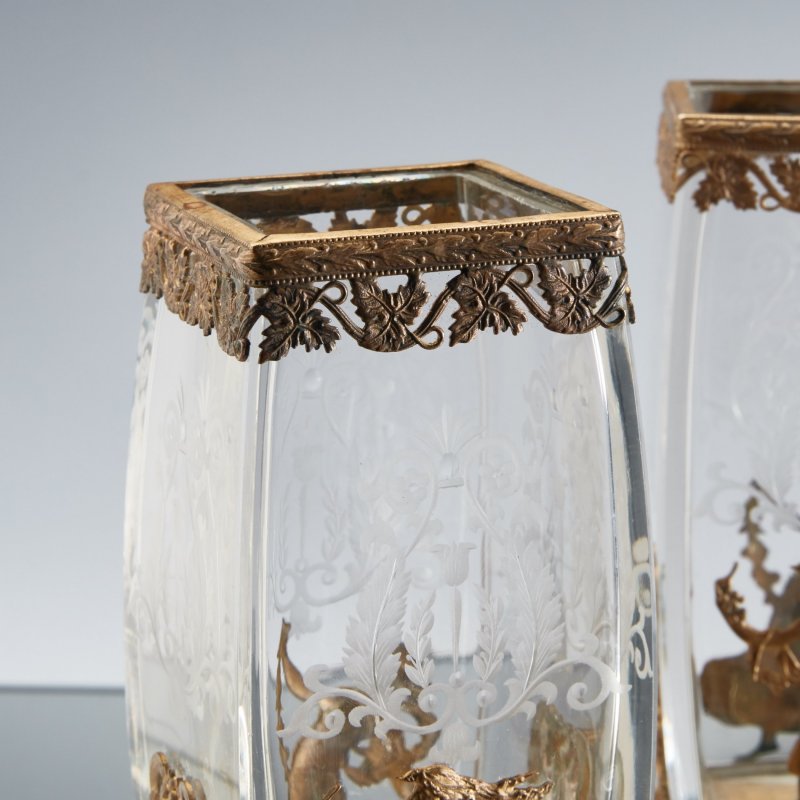 Пара старинных ваз с латунным декором