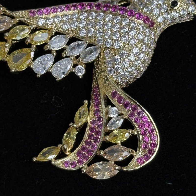 Брошь из цирконов в форме колибри 20 в