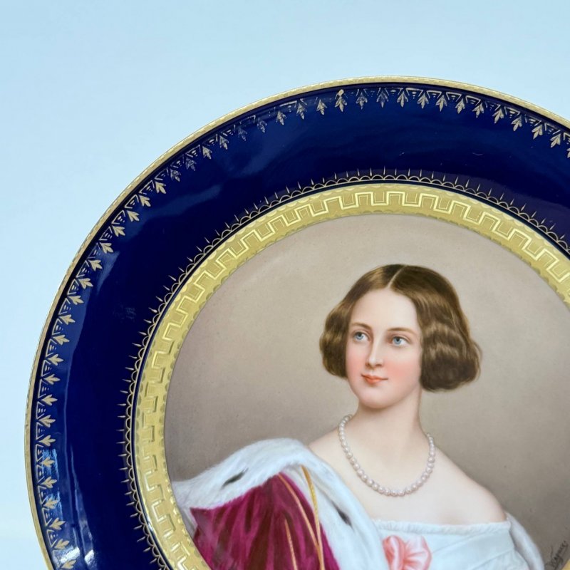 Коллекционная декоративная тарелка с живописным портретом Елизаветы Австрийской