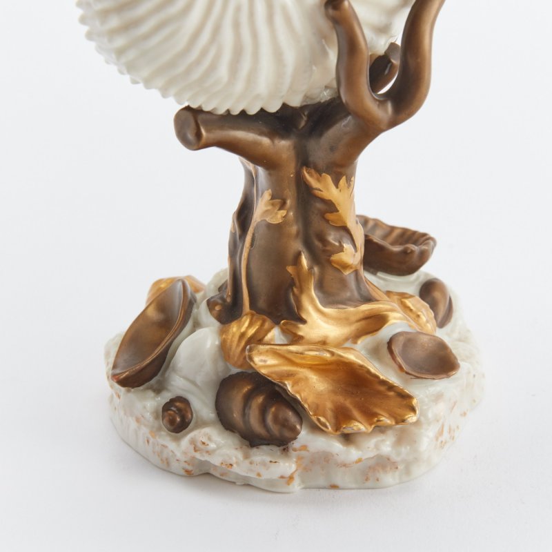 Старинная ваза в форме раковины Nautilus