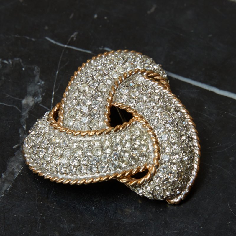 Брошь Carolee Кельтский узел белые стразы