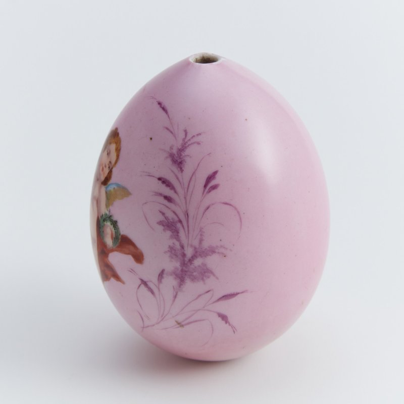 Фарфоровое пасхальное яйцо с изображением ангела.