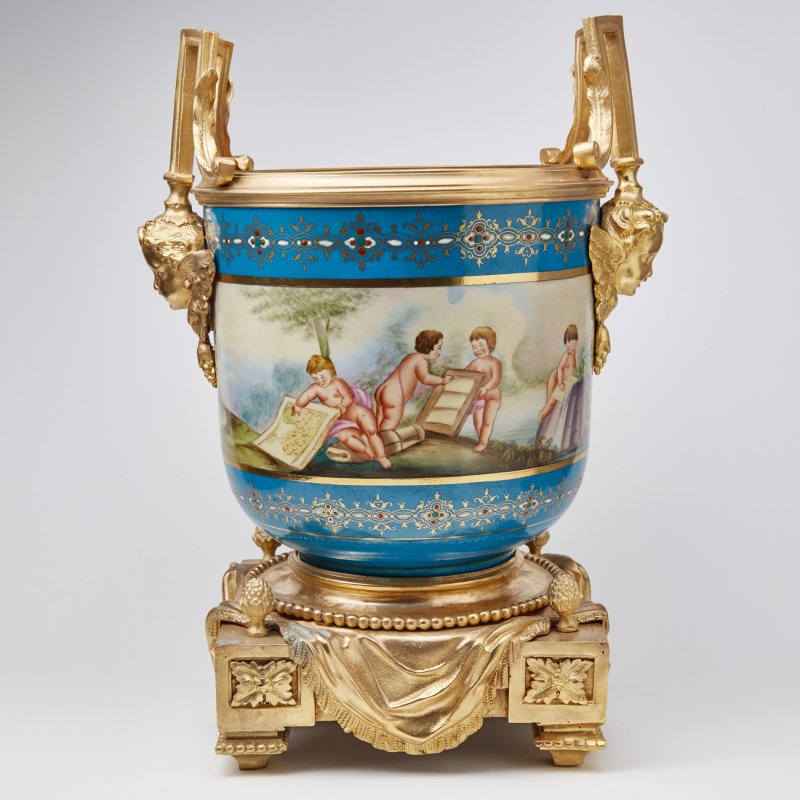 Старинная ваза-кашпо бирюзового оттенка с путти в стиле Sevres