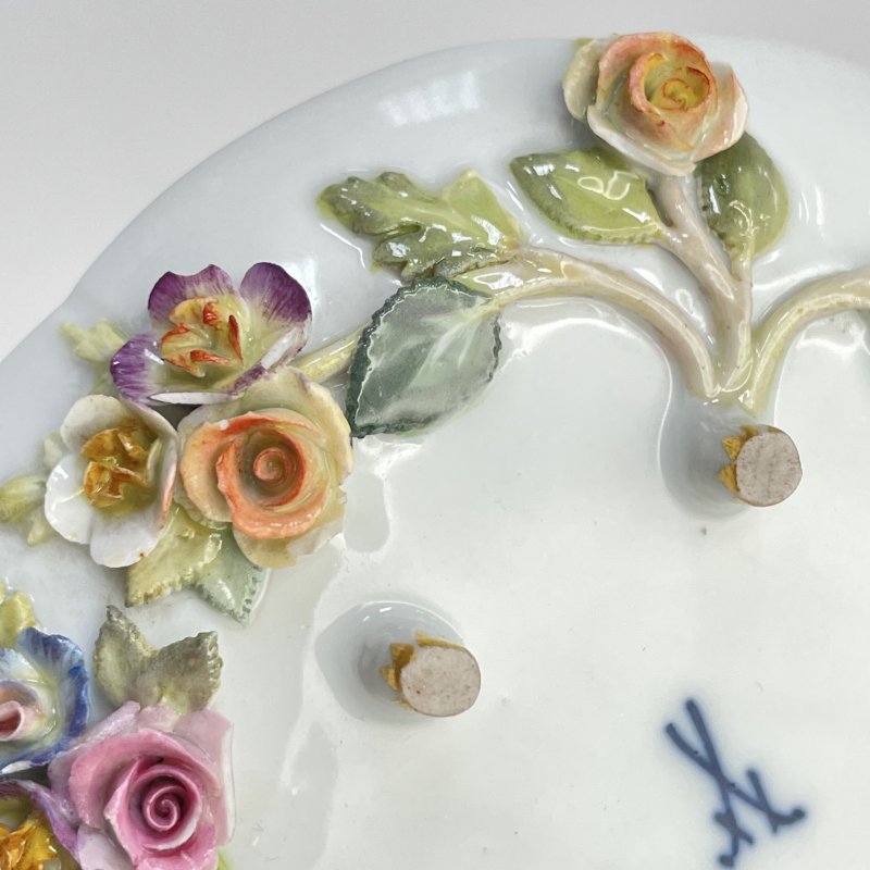 Старинная коллекционная чашка с блюдцем c лепными цветами Meissen 1920-1930 Германия