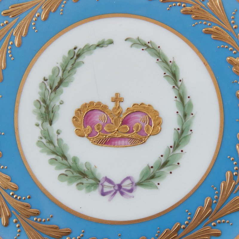 Старинная тарелка ручной работы с медальонами