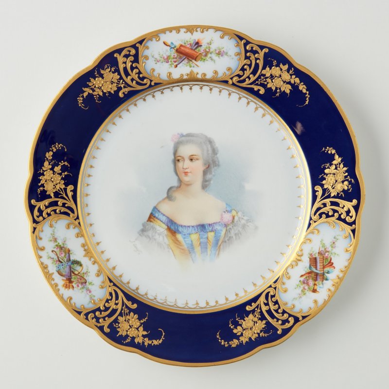 Старинная тарелка ручной работы Madame Dubarry