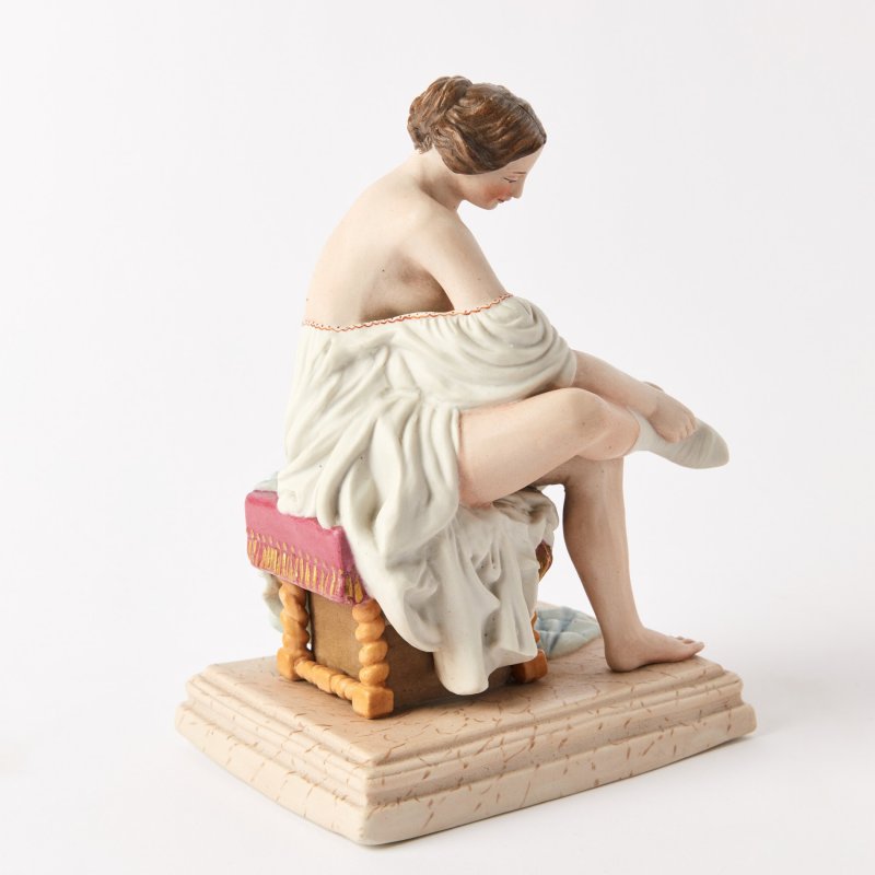 Скульптурная композиция «Девушка, надевающая чулок»