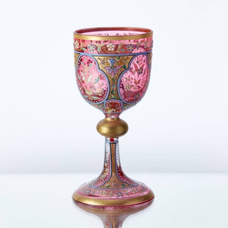 Старинный ликерный бокал из клюквенного стекла с ручной росписью 