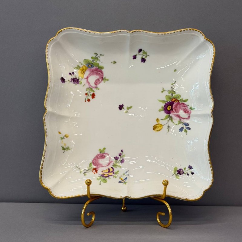  Квадратное блюдо с фестончатым краем