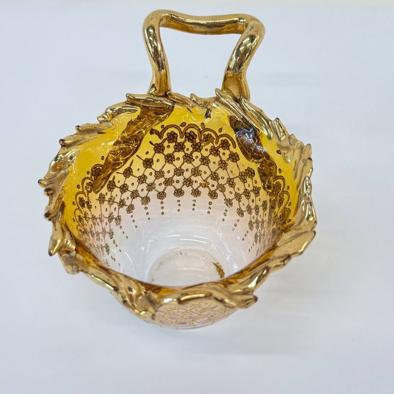 Вазочка с золоченой фигурной ручкой