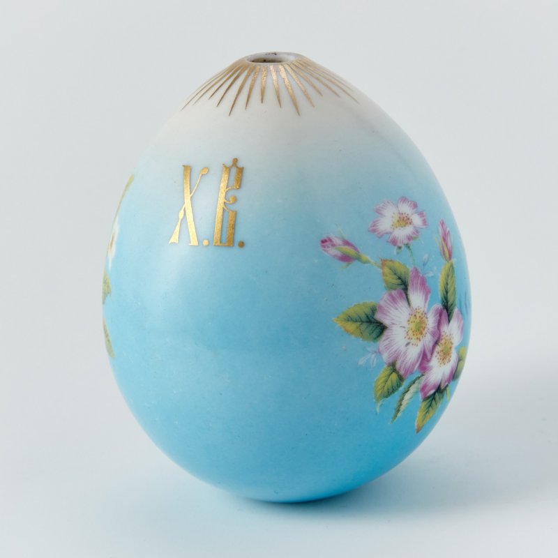 Фарфоровое пасхальное яйцо с изображением шиповника, белого стефанотиса и надписью: «ХВ»