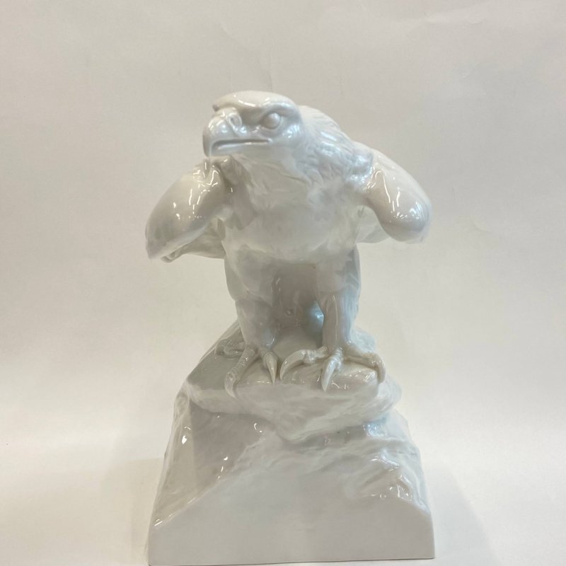 Скульптура «Орел на скале»