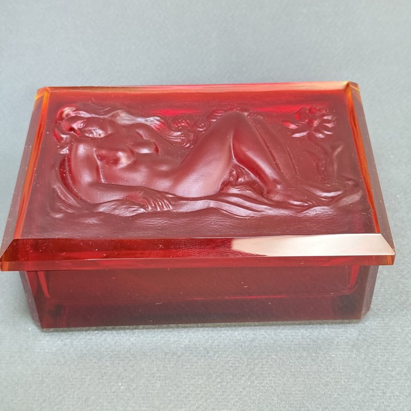 Шкатулка для украшений в стиле Артдеко из красного стекла дизайн 1930г. Г. Хоффманн Чехия 21 в