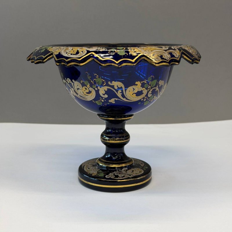 Ваза на ножке (tazza) из кобальтового стекла с росписями . Богемия 1860-1880 гг. 
