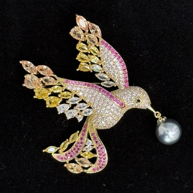 Брошь из цирконов в форме колибри 20 в