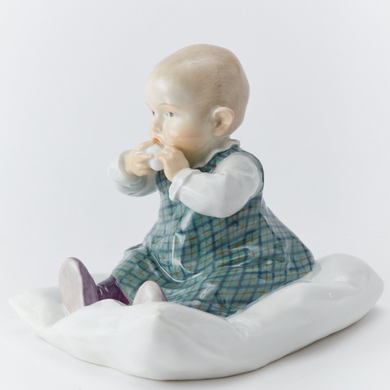 Старинная фарфоровая статуэтка Малыш на подушке