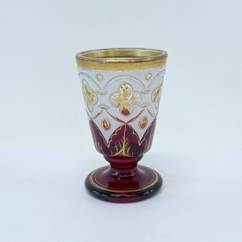 Кубок из стекла с белым цветом