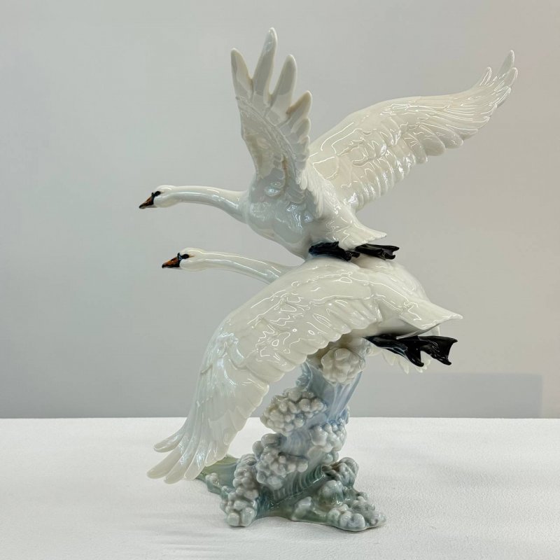 Фарфоровая статуэтка Пара летящих лебедей