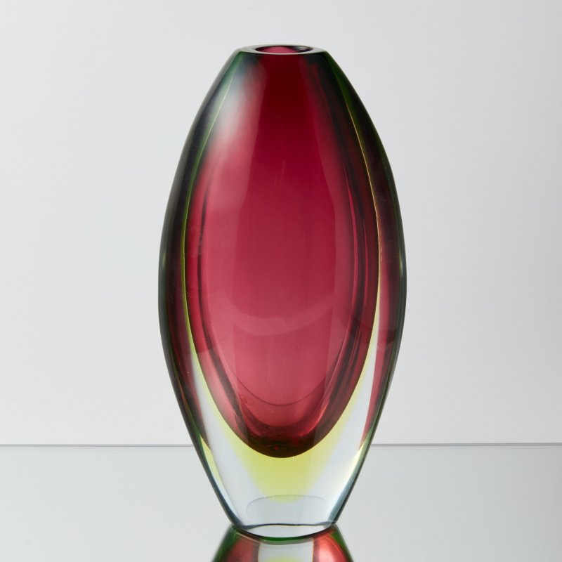 Авторская ваза из стекла брусничного оттенка