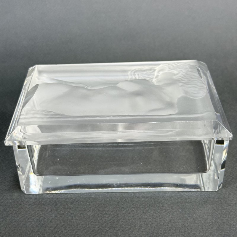 Шкатулка для украшений в стиле Артдеко из сатинового стекла дизайн 1930г. Г. Хоффманн Чехия 21 в