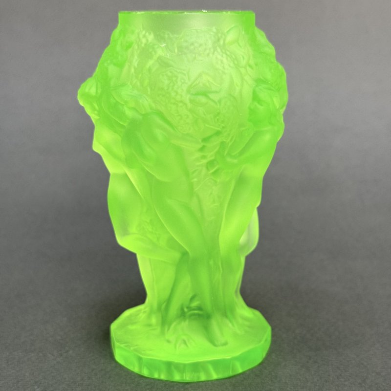 Ваза Вакханки в стиле Артдеко из зеленого уранового стекла дизайн 1930г. Г. Хоффманн Чехия 21 в