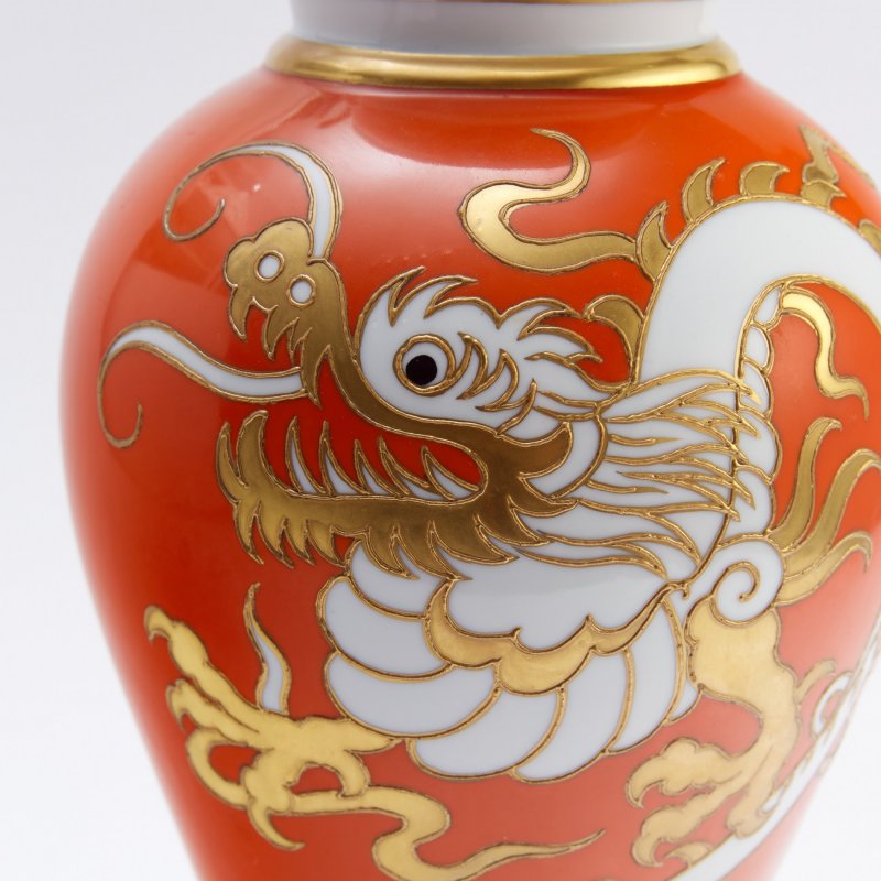 Винтажная фарфоровая ваза с драконом.