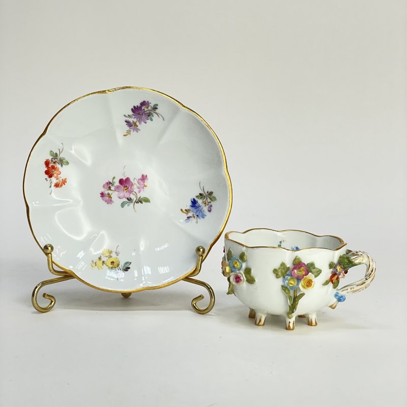 Старинная коллекционная чашка с блюдцем c лепными цветами Meissen 1920-1930 Германия