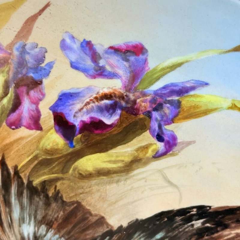 Большое фарфоровое блюдо с изображением летящей птицы и ирисов время правления Александра II