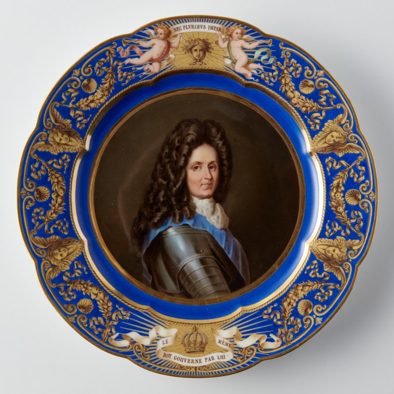 Старинная тарелка ручной работы - портрет маршала Camille d’Hostun